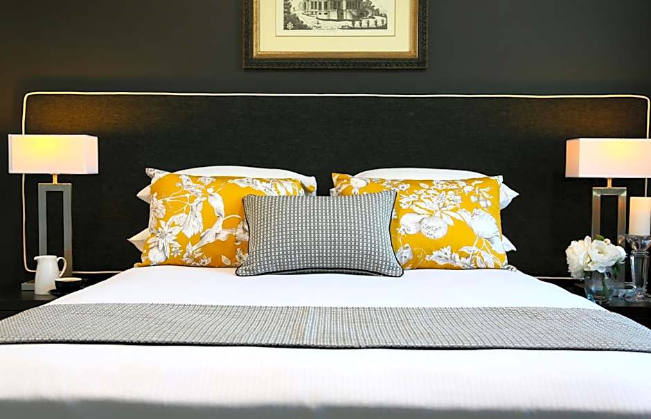 Photo 1 of 17 of Executive Suite