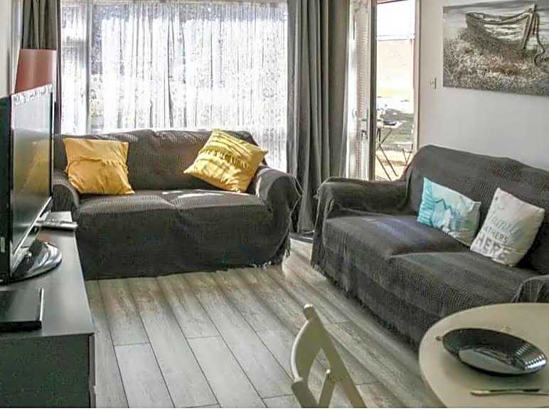 Norfolk Nest 2 bedroom chalet new media wall