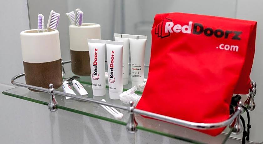 RedDoorz near Institut Kesehatan Helvetia