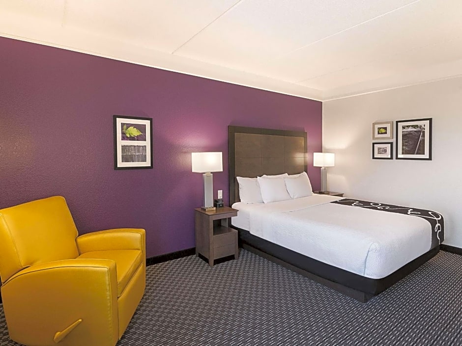 La Quinta Inn & Suites by Wyndham Arlington North Six Flags Drive