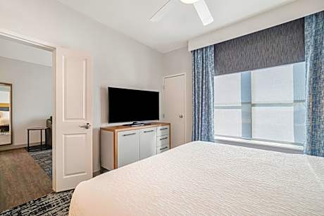 King Suite with Accessible Tub - Mobility and Hearing Access/Non-Smoking