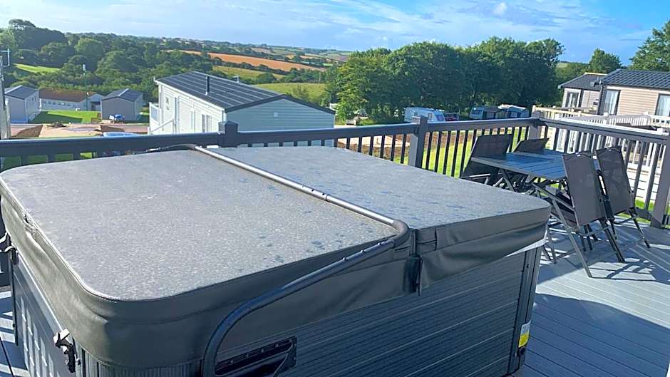 Luxury 6 Bed Lodge with Hot Tub