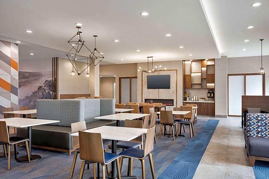 La Quinta Inn & Suites by Wyndham Del Rio