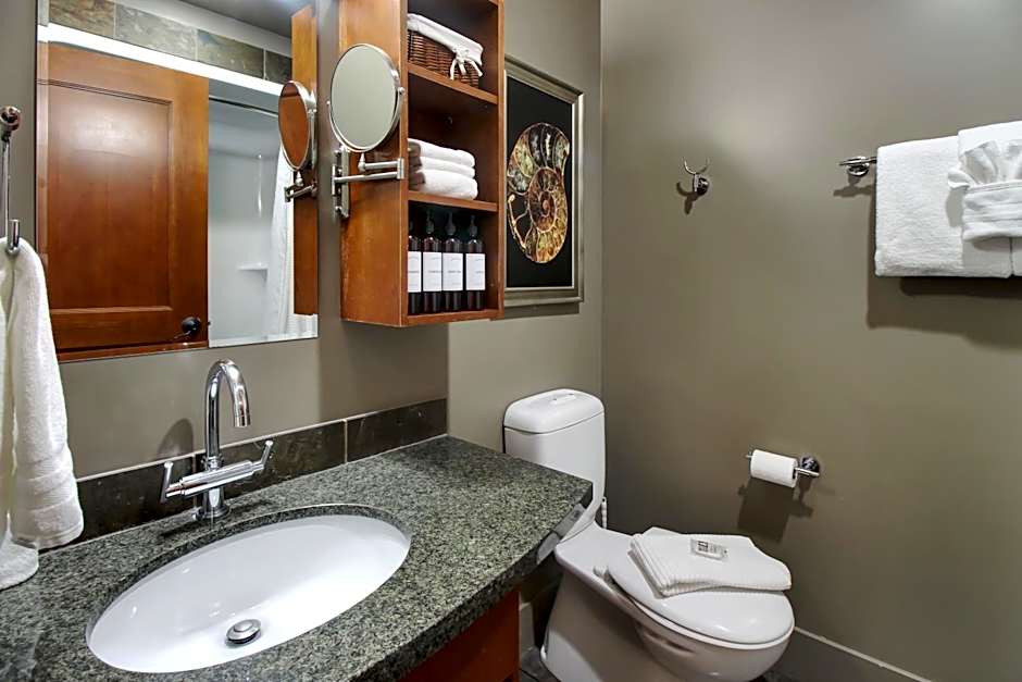 Marvellous Mountain Condo- Pets - Pool & Hot Tub managed by Little Sister Getaways