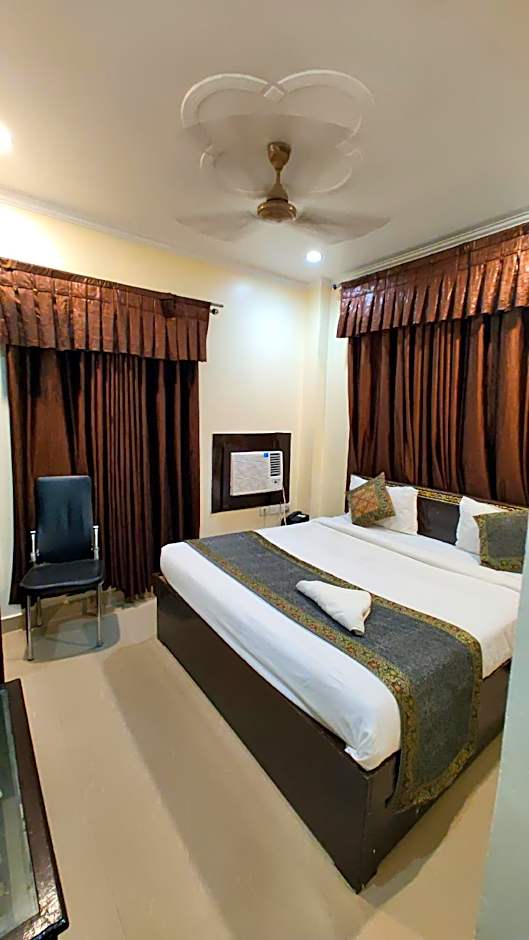 Goroomgo Ashoka Grand Varanasi Indian Only near Railway Station