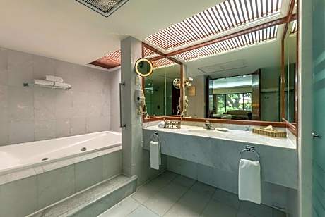 King Suite with Sofa Bed - Non-Smoking