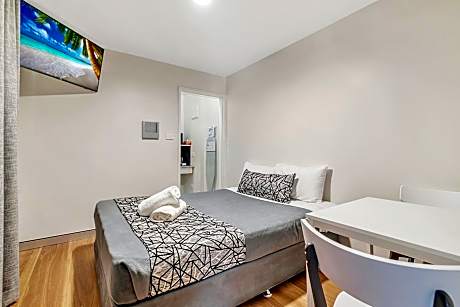 Budget Queen Room - Street Parking