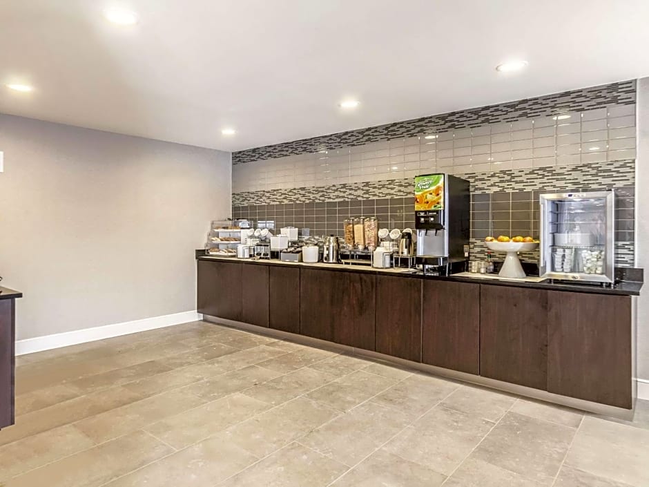 La Quinta Inn & Suites by Wyndham Cleveland - Airport North