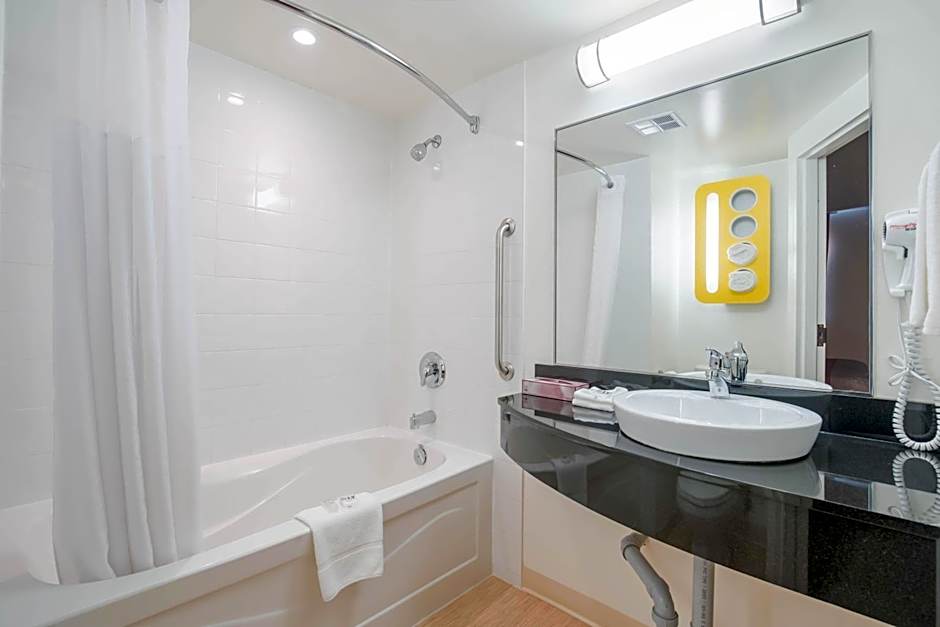 Motel 6 Kingston Ontario