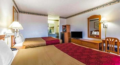 Econo Lodge Inn & Suites