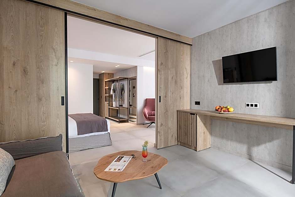 Lagomandra Luxury Suites with Private Pools