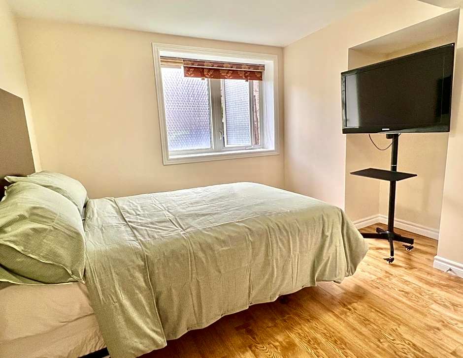 Cozy Home in Richmond Hill with Free Parking