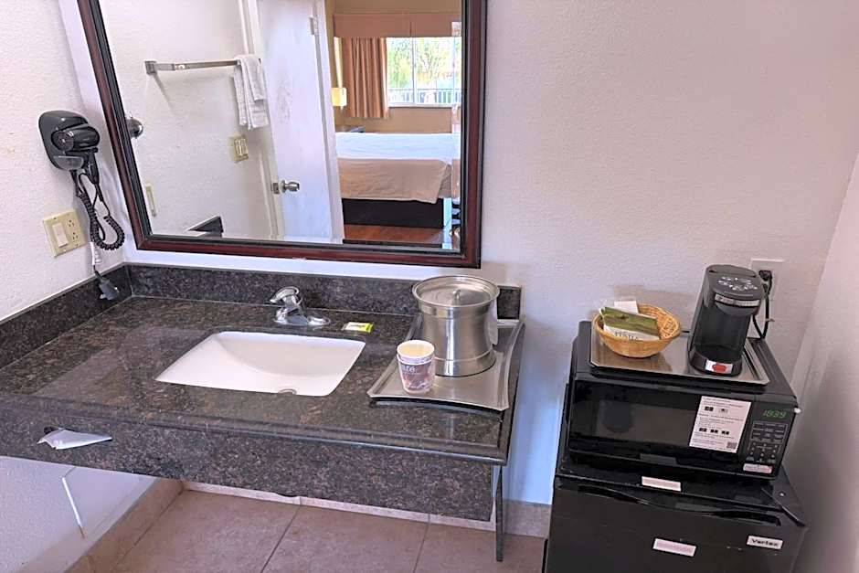 Travelodge by Wyndham Hemet CA