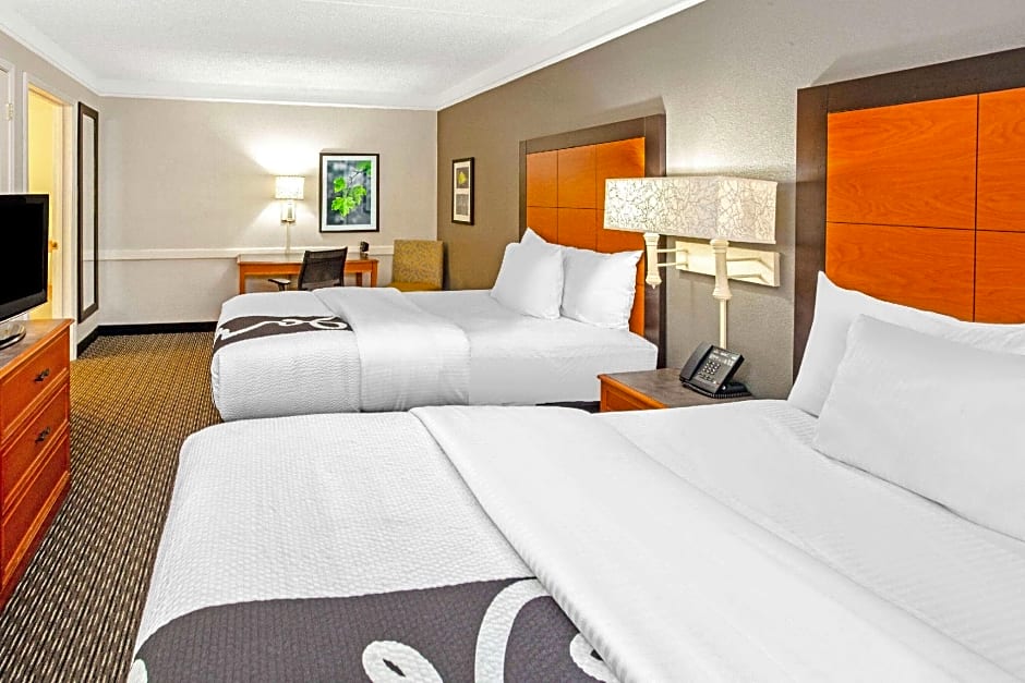 La Quinta Inn & Suites by Wyndham Wichita Falls Airport Area