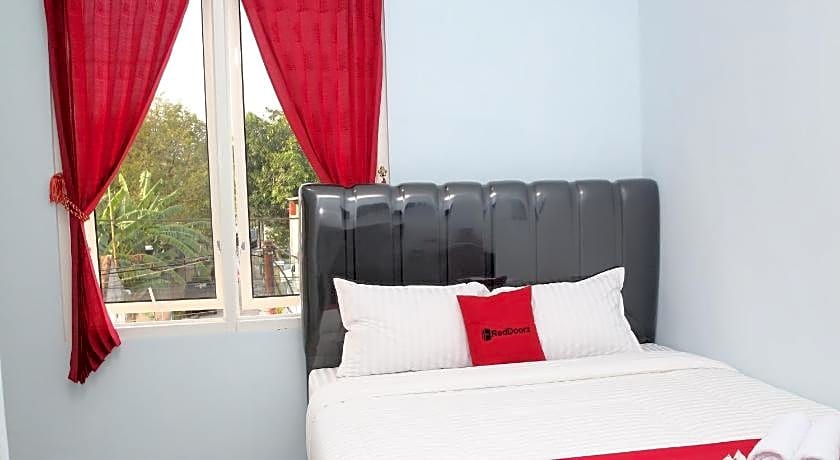 RedDoorz Syariah near Suncity Mall Madiun