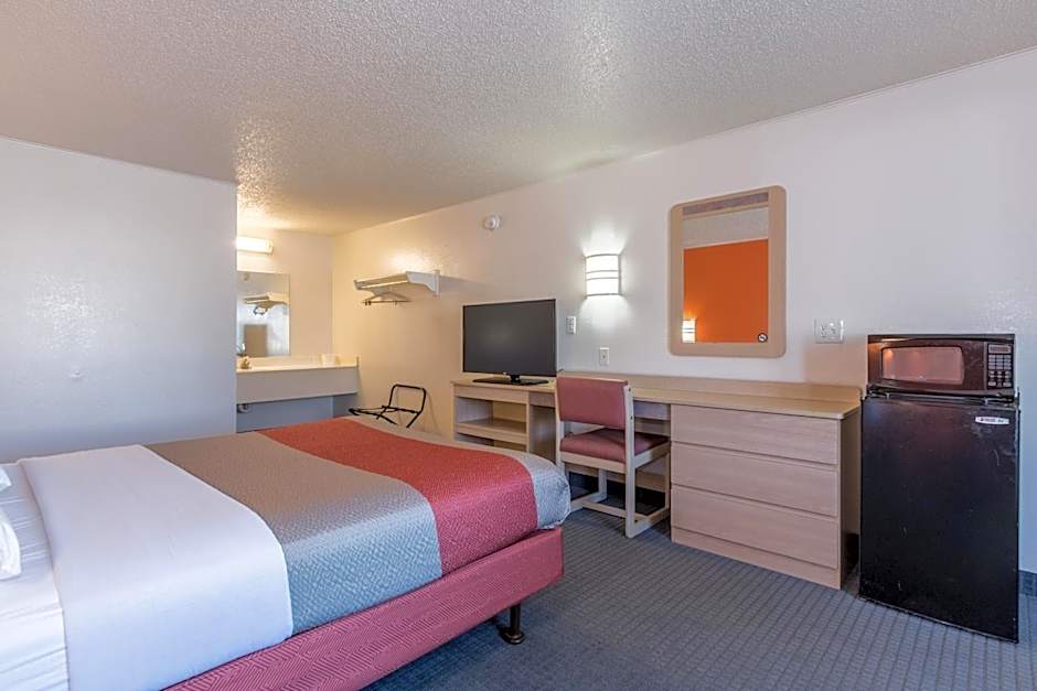Travelodge by Wyndham Lansing