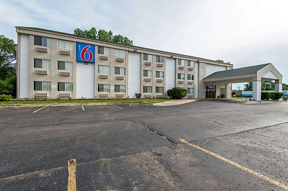 Motel 6-Lawrence, KS