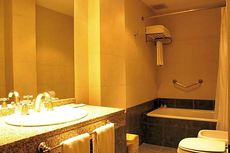 Howard Johnson by Wyndham San Pedro