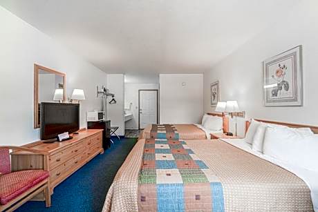 Premium 2 Queen Beds with Balcony