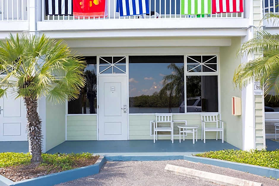 TAMPA BAY, BEACH step away, WIFI, FREE PARKING,POOLS, JACUZZI