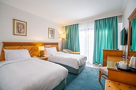 Premium Pool View - Twin