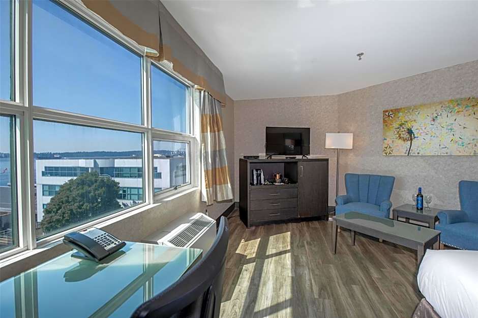 Coast Lonsdale Quay Hotel