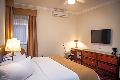Deluxe King Room - Non-Smoking