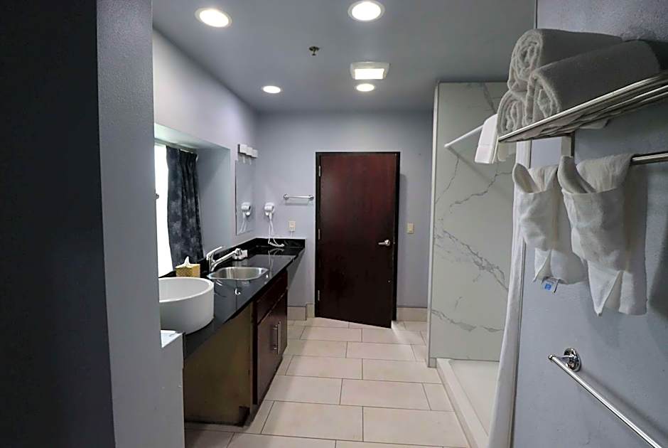 Days Inn & Suites by Wyndham Milwaukee