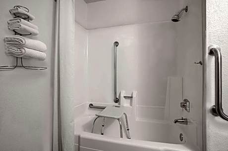 Queen Room - Mobility Access/Non-Smoking