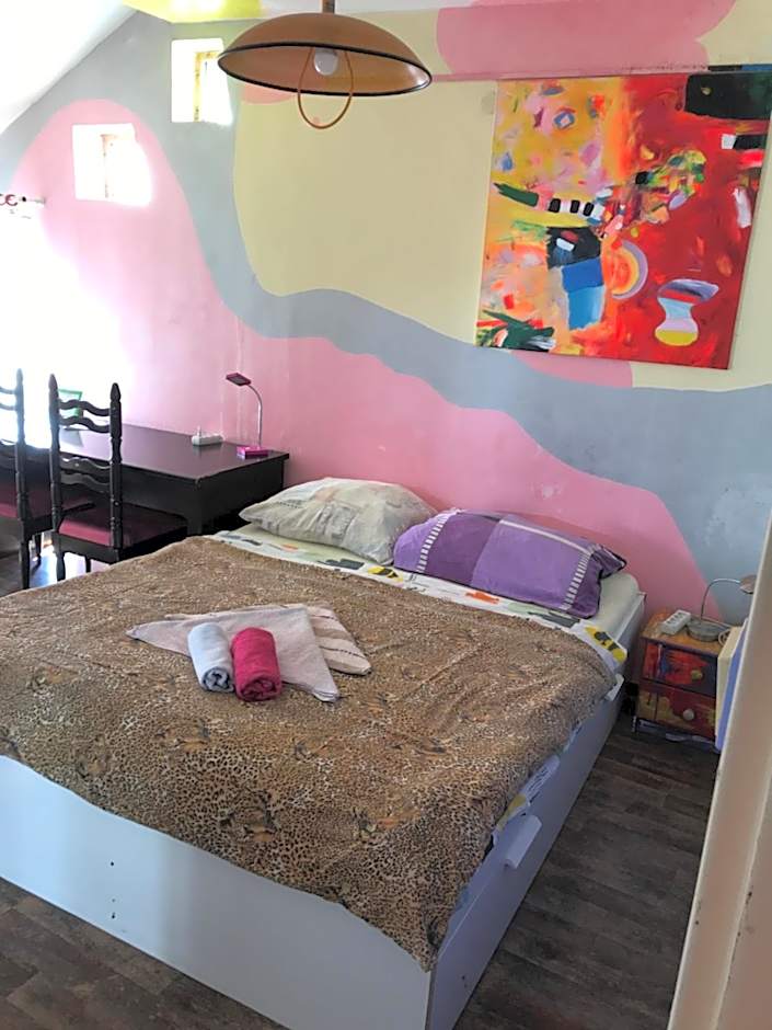 Hotel sebarozvoja s možnosťou získania poznania a inšpirujúcich prostriedkov na uplatňovanie vedomia, premenu seba a prostredia interiéru