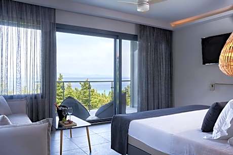 Honeymoon Suite with Outdoor Hot tub & Sea View