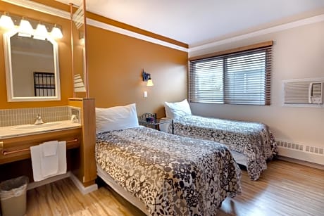 Standard Twin Room with Two Twin Beds and Courtyard View