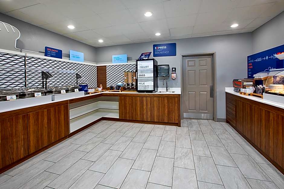 Holiday Inn Express & Suites Milwaukee NW - Park Place By IHG