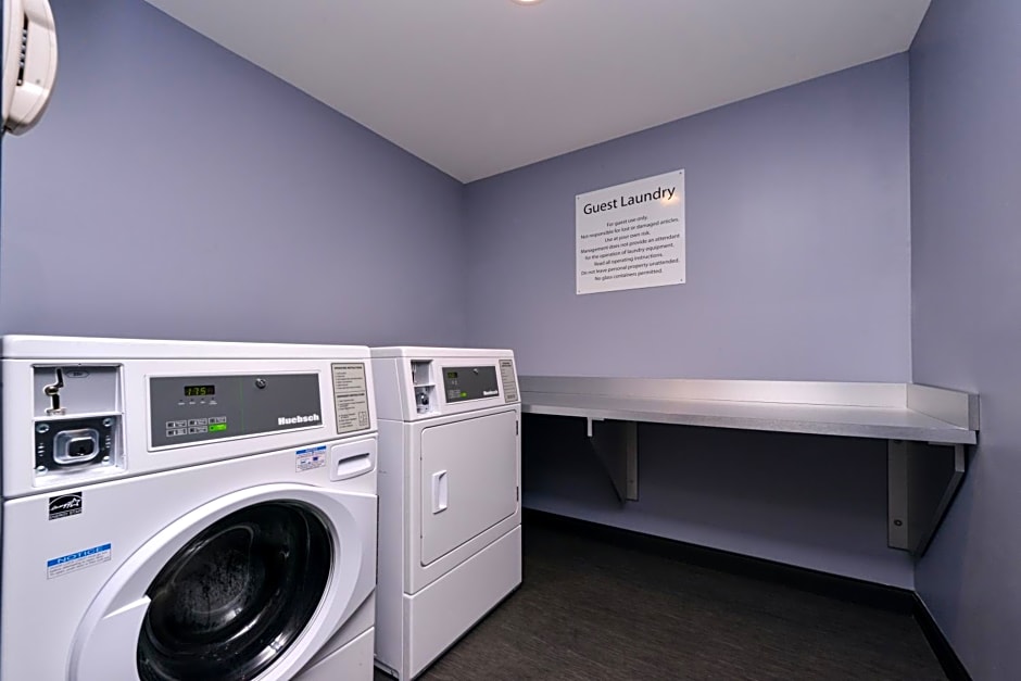 Holiday Inn & Suites Farmington Hills - Detroit NW, an IHG Hotel By IHG