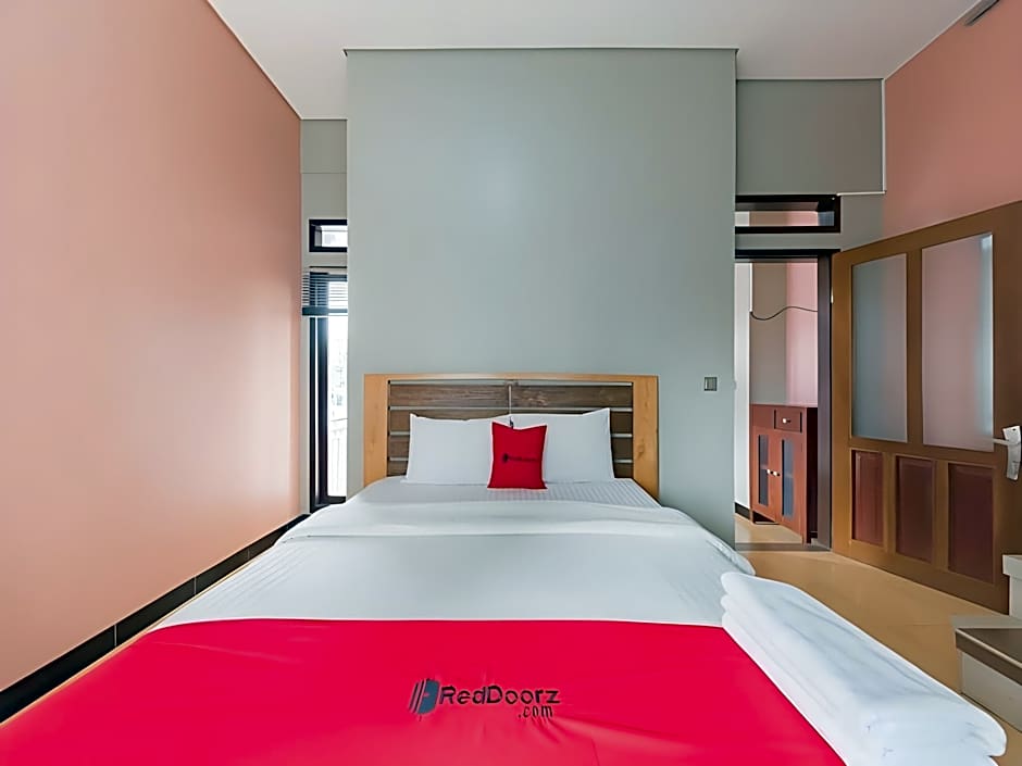 RedDoorz Syariah near Politeknik Negeri Bandung Campus – Bandung, KY