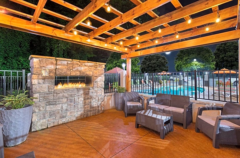 Super 8 by Wyndham Pigeon Forge Dollywood Lane