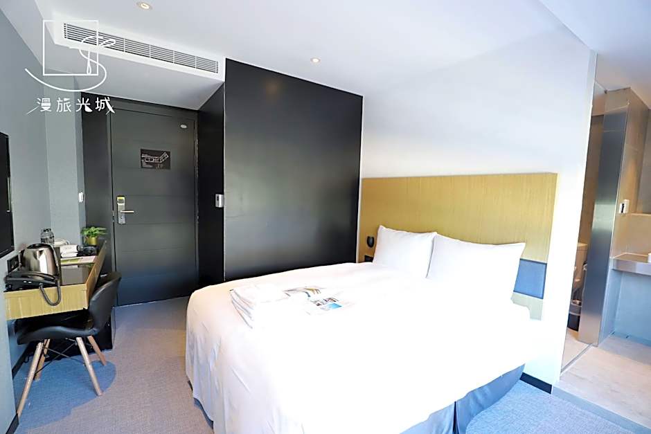 Slow Town Hotel - Glowing