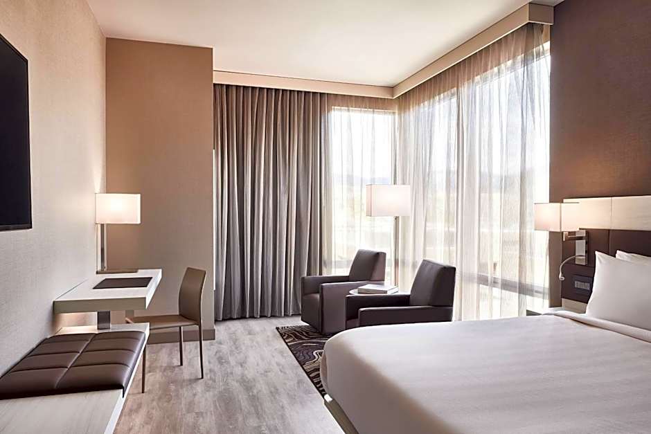 Photo 1 of 4 of 1 King Bed Guestroom, Corner, City View