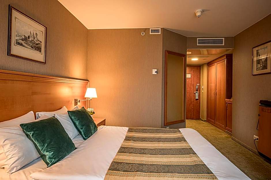 VILNIUS PARK PLAZA HOTEL, Restaurant & Terrace, Panorama Bar, Conference & Banquet Center