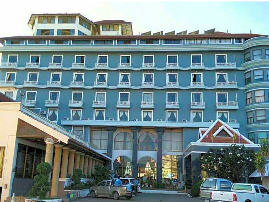 Lom Sak Nattirat Hotel