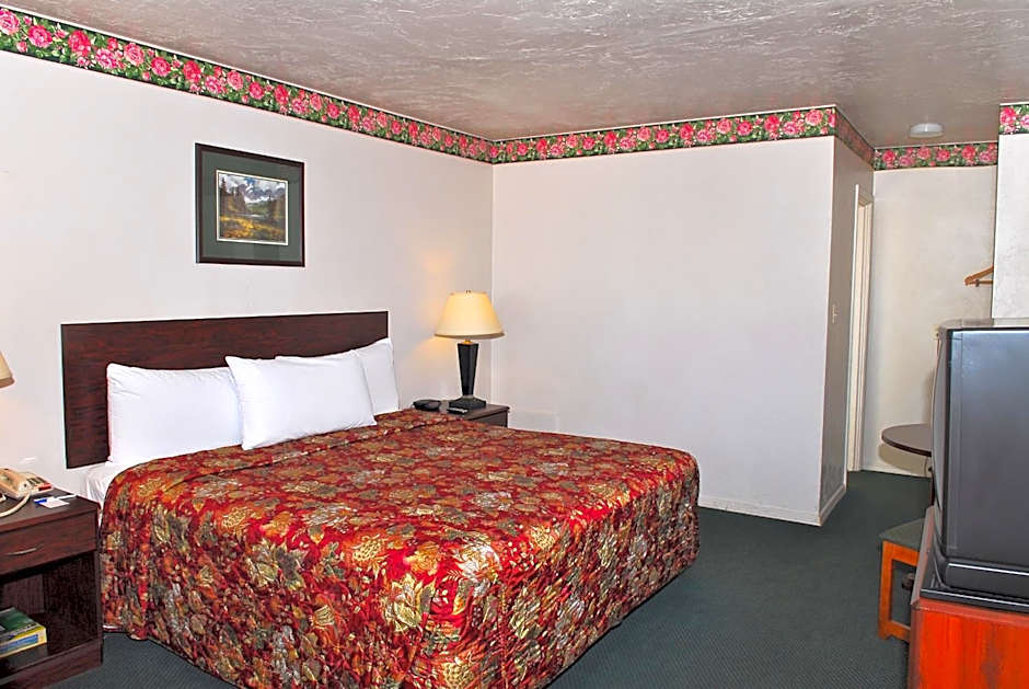 Photo 1 of 4 of 1 King Bed, Nonsmoking