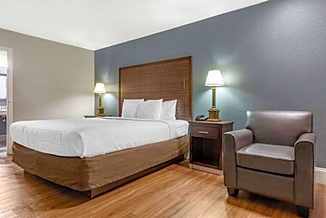 1 King Bed Smoking Accessible