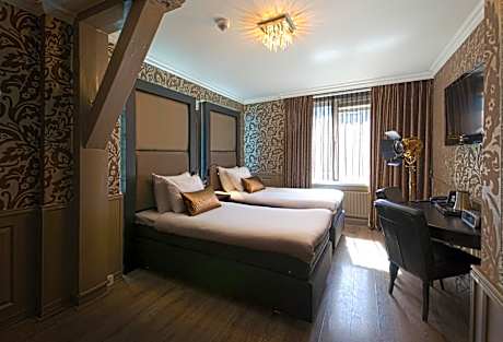Twin Room (two person room, two seperate beds)