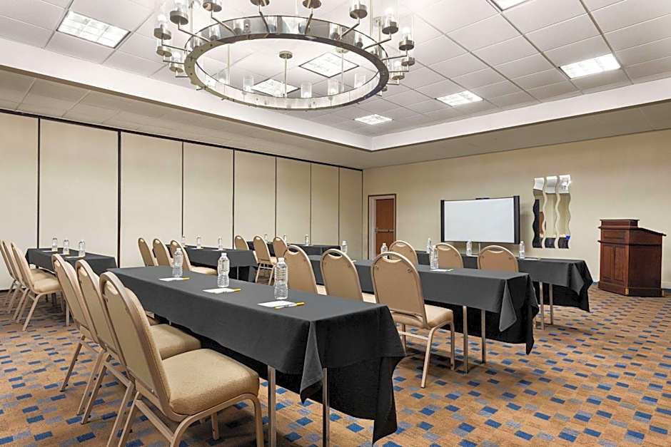 Days Hotel by Wyndham Allentown Airport / Lehigh Valley