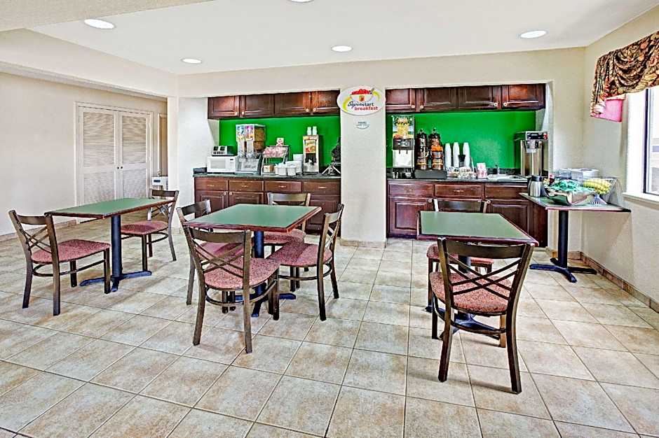 Super 8 by Wyndham Baytown / I-10