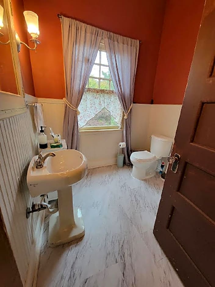 The Kings Throne Inn and Guest House