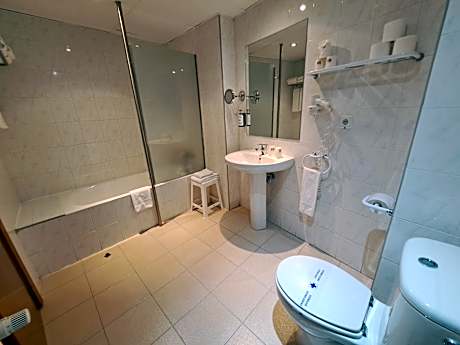 FAMILY ROOM (5 ADULTS)