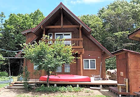 Siodomi Marinki share wood lodge, pets allowed for a fee