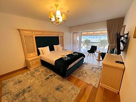 Two-Bedroom Deluxe Apartment with Balcony