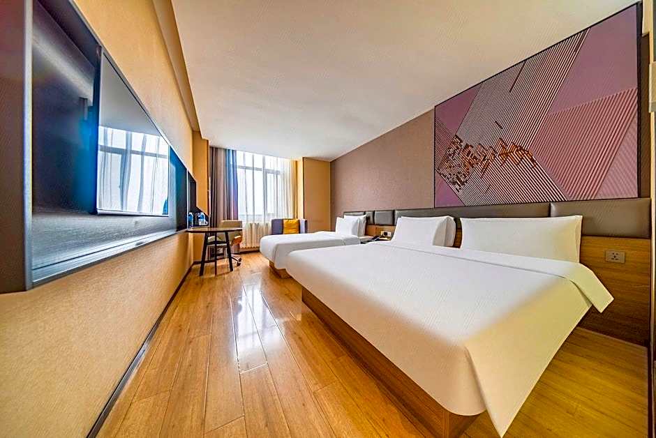 IU Hotels· Lanzhou Xike Station Huanghelou Branch